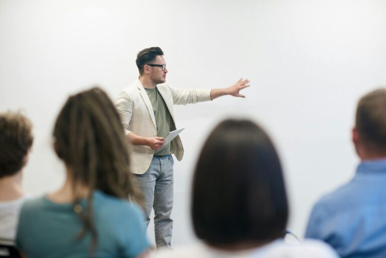 Un formateur professionnel réalise une formation auprès d'intérimaires afin de développer leurs compétences terrain et leur permettre d'obtenir certaines habilitations réglementaires.